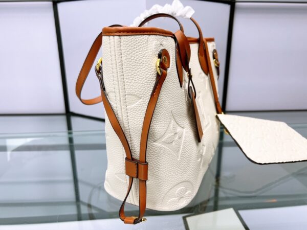 LC329 - Louis Vuitton Women's Fashion Bag