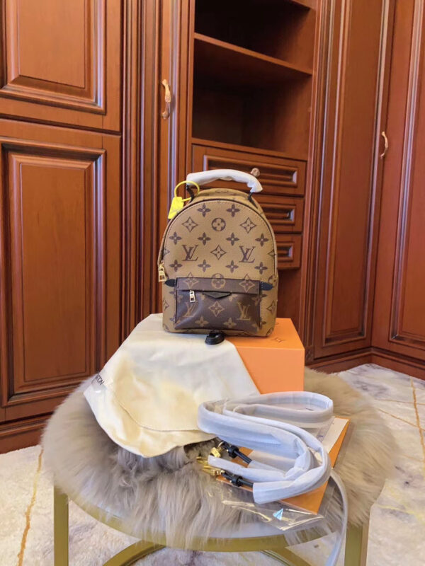 LC33 - Louis Vuitton Women's Fashion Bag