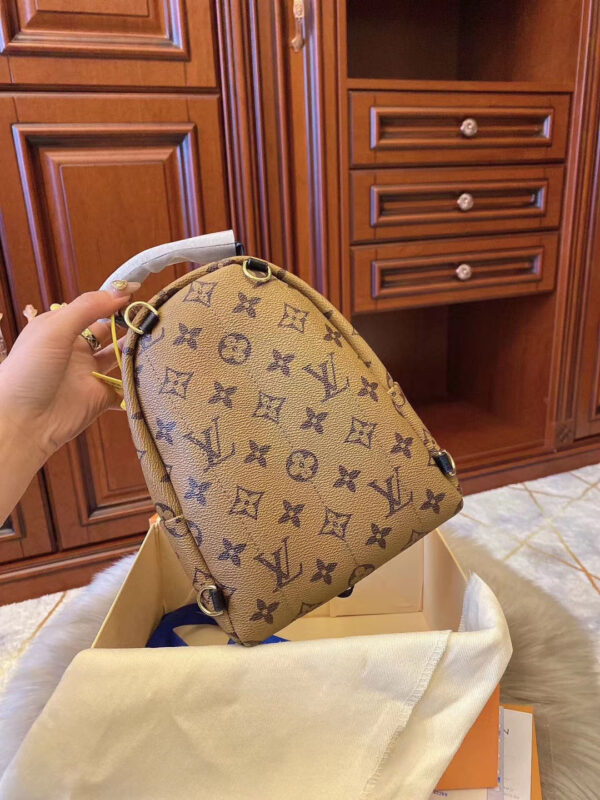 LC33 - Louis Vuitton Women's Fashion Bag