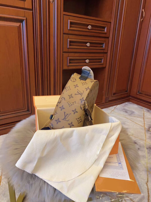 LC33 - Louis Vuitton Women's Fashion Bag