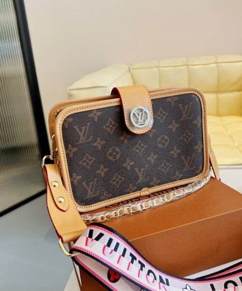 LC330 - Louis Vuitton Women's Fashion Bag
