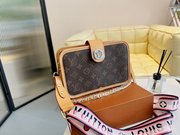 LC330 - Louis Vuitton Women's Fashion Bag