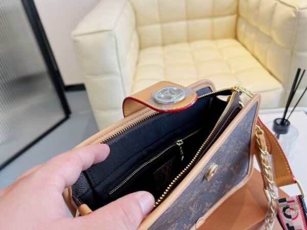LC330 - Louis Vuitton Women's Fashion Bag