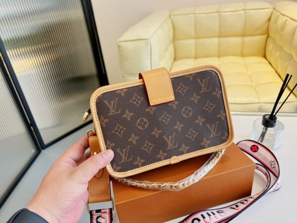 LC330 - Louis Vuitton Women's Fashion Bag