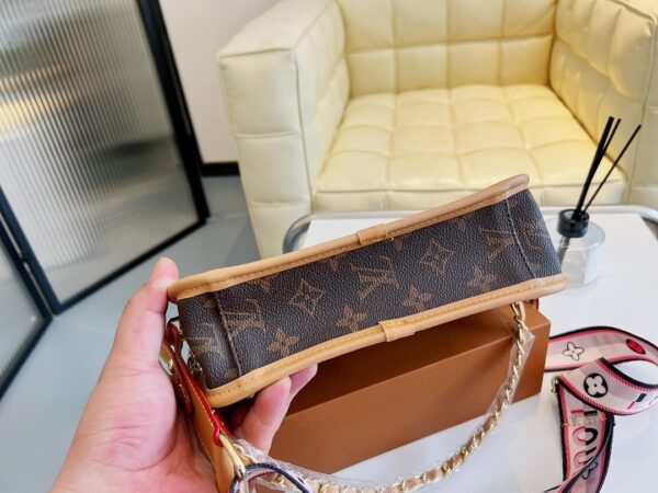 LC330 - Louis Vuitton Women's Fashion Bag