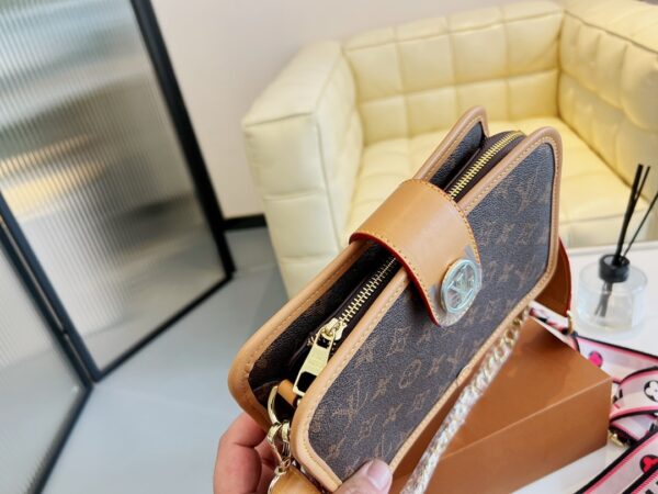 LC330 - Louis Vuitton Women's Fashion Bag