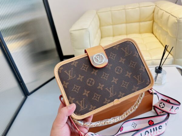 LC330 - Louis Vuitton Women's Fashion Bag