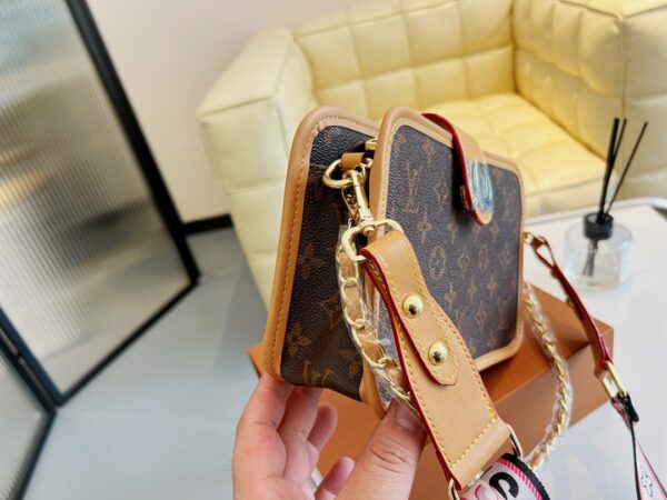 LC330 - Louis Vuitton Women's Fashion Bag