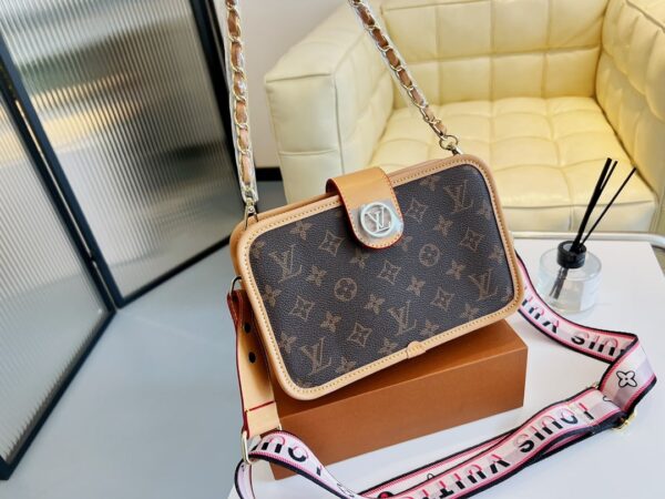 LC330 - Louis Vuitton Women's Fashion Bag