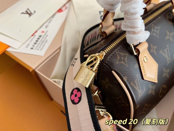 LC331 - Louis Vuitton Women's Fashion Bag