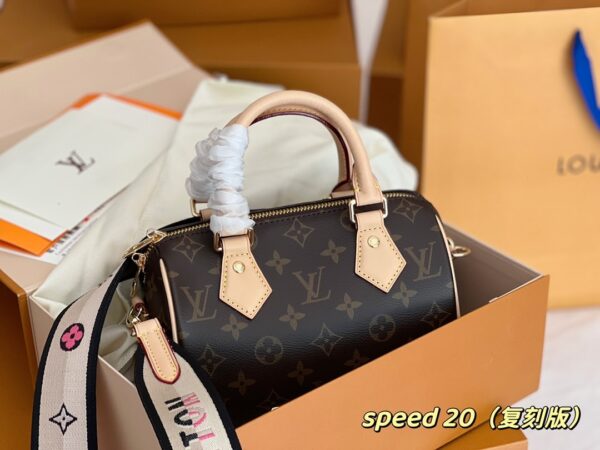 LC331 - Louis Vuitton Women's Fashion Bag