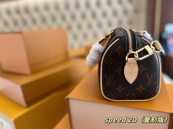 LC331 - Louis Vuitton Women's Fashion Bag