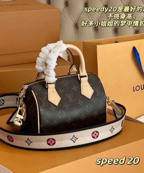 LC331 - Louis Vuitton Women's Fashion Bag