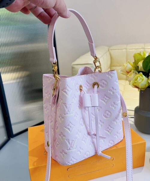 LC332 - Louis Vuitton Women's Fashion Bag