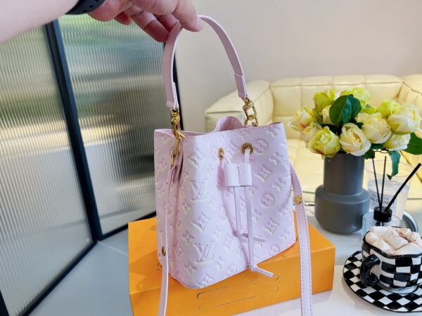 LC332 - Louis Vuitton Women's Fashion Bag