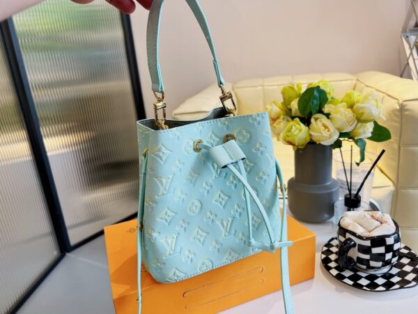 LC332 - Louis Vuitton Women's Fashion Bag