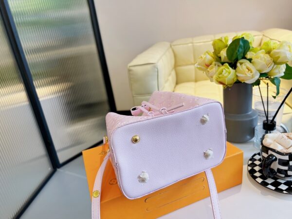 LC332 - Louis Vuitton Women's Fashion Bag