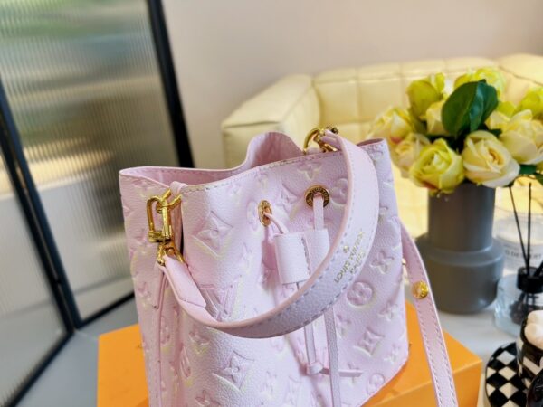 LC332 - Louis Vuitton Women's Fashion Bag