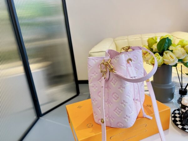 LC332 - Louis Vuitton Women's Fashion Bag