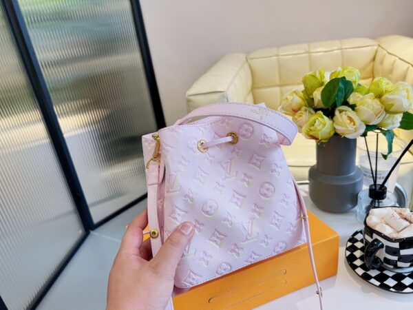 LC332 - Louis Vuitton Women's Fashion Bag