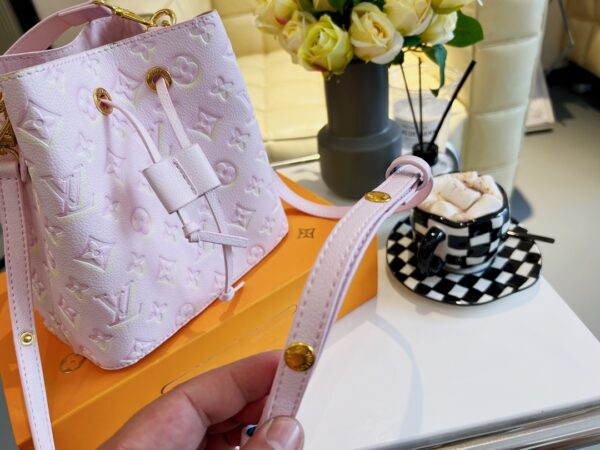 LC332 - Louis Vuitton Women's Fashion Bag