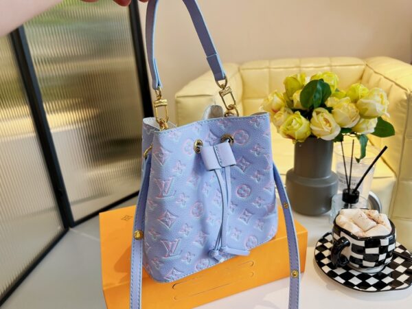 LC332 - Louis Vuitton Women's Fashion Bag