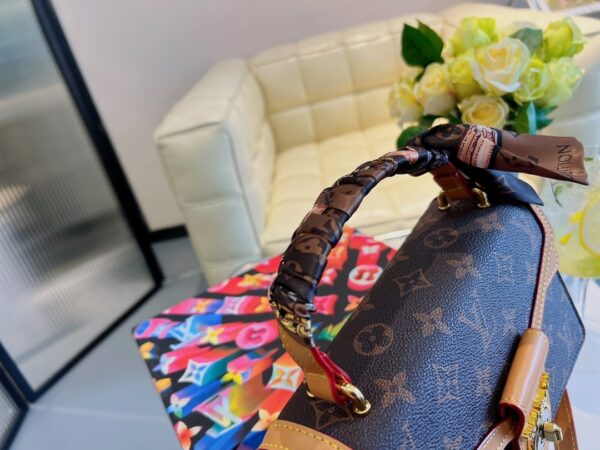 LC333 - Louis Vuitton Women's Fashion Bag