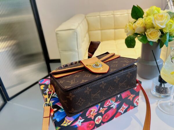 LC333 - Louis Vuitton Women's Fashion Bag