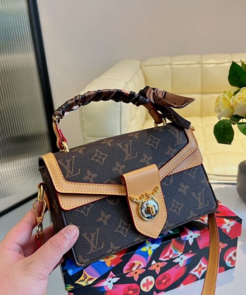 LC333 - Louis Vuitton Women's Fashion Bag
