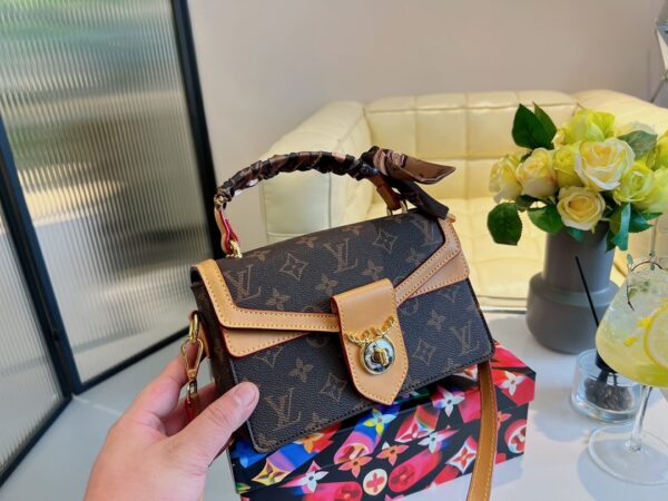 LC333 - Louis Vuitton Women's Fashion Bag
