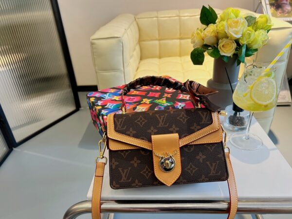 LC333 - Louis Vuitton Women's Fashion Bag