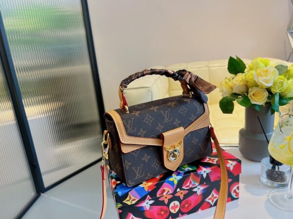 LC333 - Louis Vuitton Women's Fashion Bag