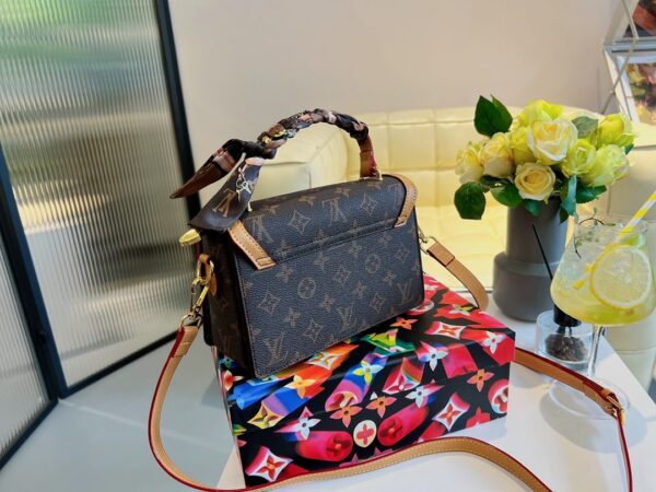LC333 - Louis Vuitton Women's Fashion Bag