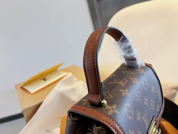 LC334 - Louis Vuitton Women's Fashion Bag