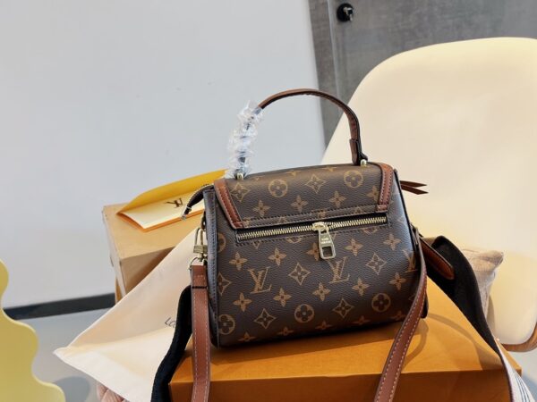 LC334 - Louis Vuitton Women's Fashion Bag