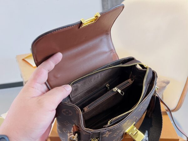 LC334 - Louis Vuitton Women's Fashion Bag