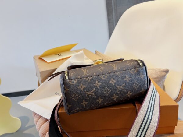 LC334 - Louis Vuitton Women's Fashion Bag
