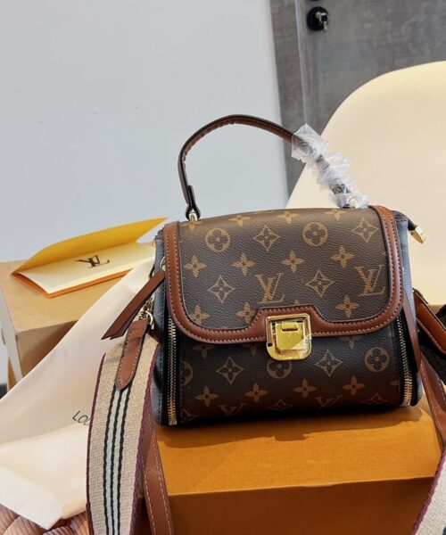 LC334 - Louis Vuitton Women's Fashion Bag