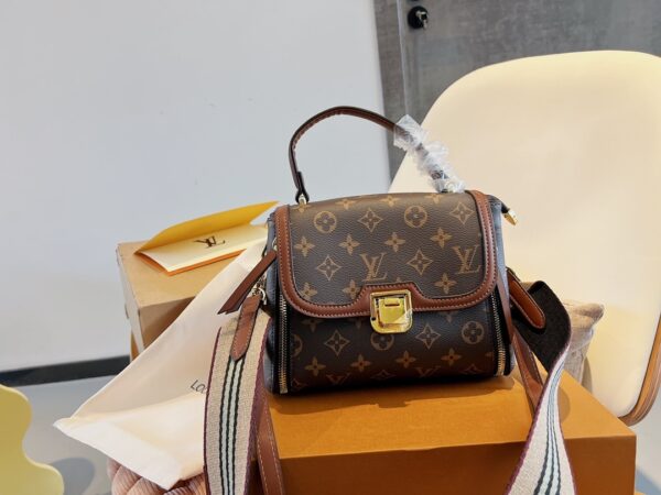 LC334 - Louis Vuitton Women's Fashion Bag