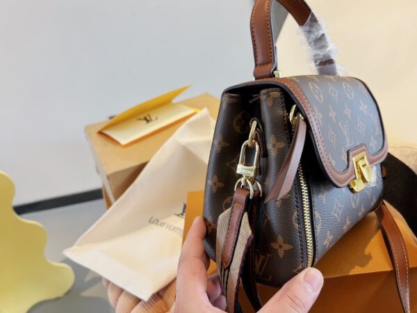LC334 - Louis Vuitton Women's Fashion Bag