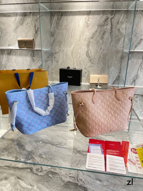 LC336 - Louis Vuitton Women's Fashion Bag