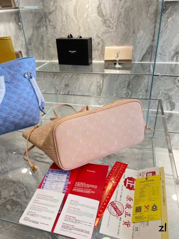 LC336 - Louis Vuitton Women's Fashion Bag