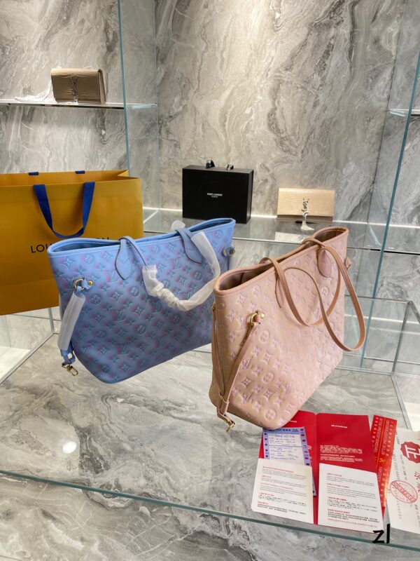 LC336 - Louis Vuitton Women's Fashion Bag