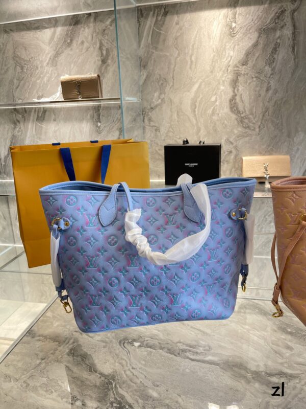 LC336 - Louis Vuitton Women's Fashion Bag