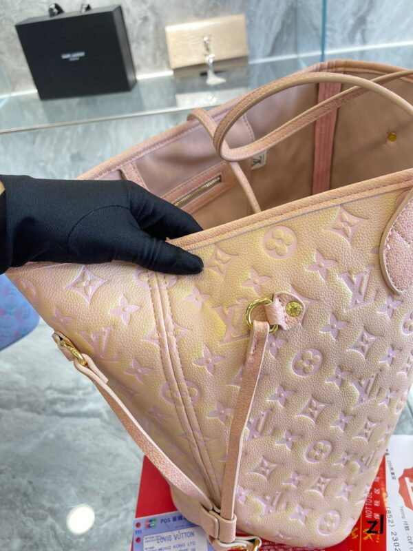 LC336 - Louis Vuitton Women's Fashion Bag