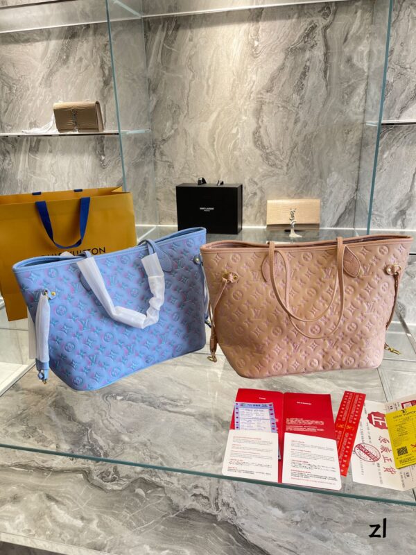 LC336 - Louis Vuitton Women's Fashion Bag