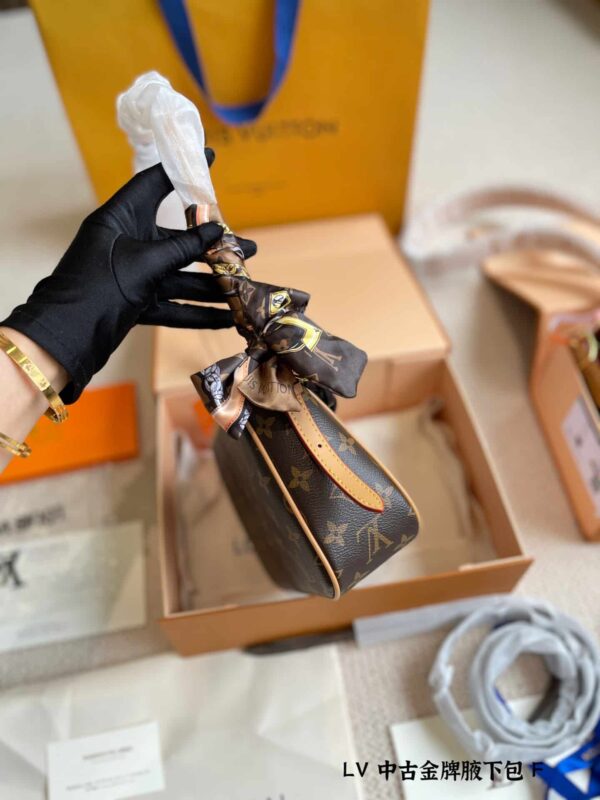 LC338 - Louis Vuitton Women's Fashion Bag