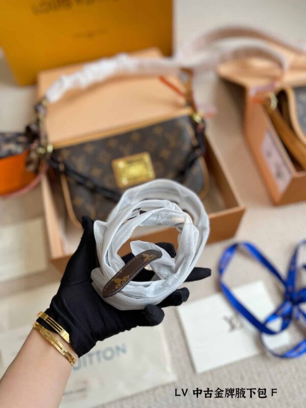 LC338 - Louis Vuitton Women's Fashion Bag