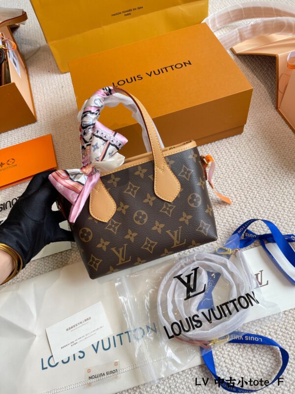 LC339 - Louis Vuitton Women's Fashion Bag