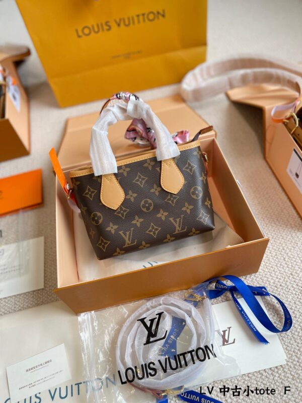 LC339 - Louis Vuitton Women's Fashion Bag